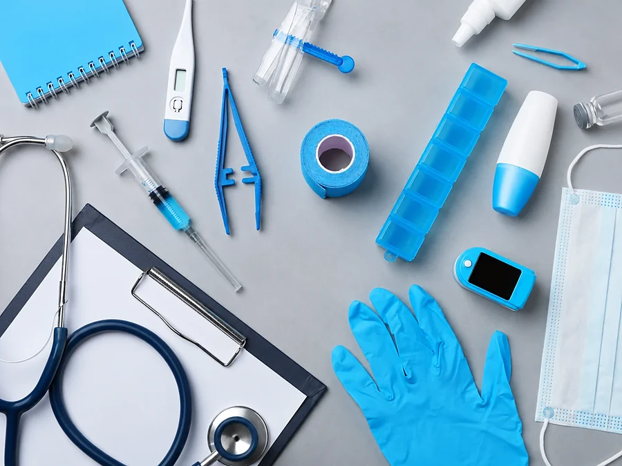 Área hospitalaria de exploración con mesa, mobiliario clínico y equipo de diagnóstico.